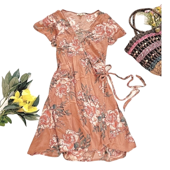 Billabong Dresses & Skirts - Billabong Women's Mini Wrap Dress Size Medium Pink Floral Short Sleeves Spring